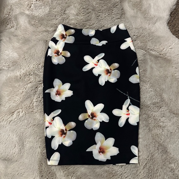 Dresses & Skirts - Floral Pull On Pencil Skirt Medium